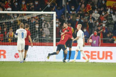 İspanya 'dan Alvaro Morata, 29 Mart 2022' de İspanya 'nın La Coruna kentinde oynanan Riazor Stadyumu' nda oynanan dostluk maçında attığı golle takım arkadaşlarıyla kutluyor.. 