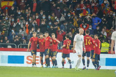 İspanya 'dan Alvaro Morata, 29 Mart 2022' de İspanya 'nın La Coruna kentinde oynanan Riazor Stadyumu' nda oynanan dostluk maçında attığı golle takım arkadaşlarıyla kutluyor.. (