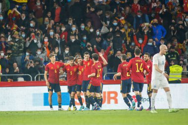 İspanya 'dan Alvaro Morata, 29 Mart 2022' de İspanya 'nın La Coruna kentinde oynanan Riazor Stadyumu' nda oynanan dostluk maçında attığı golle takım arkadaşlarıyla kutluyor.. (