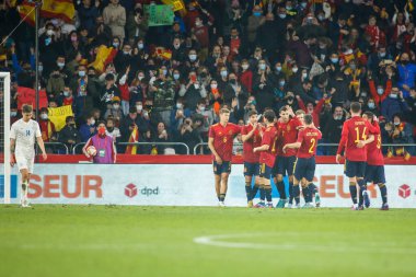 İspanya 'dan Alvaro Morata, 29 Mart 2022' de İspanya 'nın La Coruna kentinde oynanan Riazor Stadyumu' nda oynanan dostluk maçında attığı golle takım arkadaşlarıyla kutluyor.. (