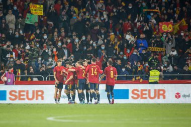 İspanya 'dan Alvaro Morata, 29 Mart 2022' de İspanya 'nın La Coruna kentinde oynanan Riazor Stadyumu' nda oynanan dostluk maçında attığı golle takım arkadaşlarıyla kutluyor.. (