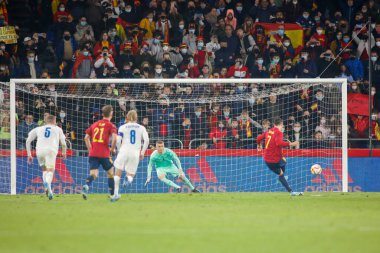 İspanya 'dan Alvaro Morata, 29 Mart 2022' de İspanya 'nın La Coruna kentinde bulunan Riazor Stadyumu' nda İspanya ile İzlanda arasında oynanan dostluk maçında penaltı attı.. (