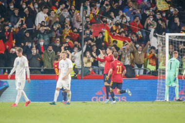 İspanya 'dan Alvaro Morata, 29 Mart 2022' de İspanya 'nın La Coruna kentinde oynanan Riazor Stadyumu' nda oynanan dostluk maçında attığı golle takım arkadaşlarıyla kutluyor.. (