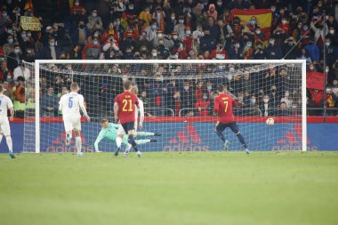 İspanya 'dan Alvaro Morata, 29 Mart 2022' de İspanya 'nın La Coruna kentinde bulunan Riazor Stadyumu' nda İspanya ile İzlanda arasında oynanan dostluk maçında penaltı attı.. (