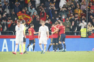 İspanya 'dan Alvaro Morata, 29 Mart 2022' de İspanya 'nın La Coruna kentinde oynanan Riazor Stadyumu' nda oynanan dostluk maçında attığı golle takım arkadaşlarıyla kutluyor.. (