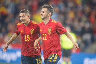 İspanya 'nın orta saha oyuncusu Pablo Sarabia, 29 Mart 2022 tarihinde İspanya' nın La Coruna kentinde oynanan Riazor Stadyumu 'nda oynanan dostluk maçında attığı golü takım arkadaşlarıyla kutluyor..