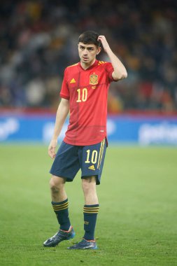 İspanya 'dan Pedri, İspanya ile İzlanda arasında 29 Mart 2022' de La Coruna, İspanya 'da oynanan Riazor Stadyumu' nda oynanan dostluk maçı sırasında. 