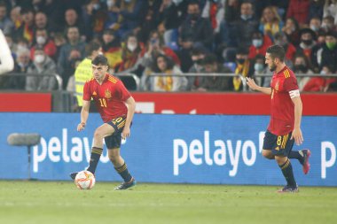 İspanya 'dan Pedri, İspanya ile İzlanda arasında 29 Mart 2022' de La Coruna, İspanya 'da oynanan Riazor Stadyumu' nda oynanan dostluk maçı sırasında. 