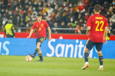 İspanya 'dan Pedri, İspanya ile İzlanda arasında 29 Mart 2022' de La Coruna, İspanya 'da oynanan Riazor Stadyumu' nda oynanan dostluk maçı sırasında. 