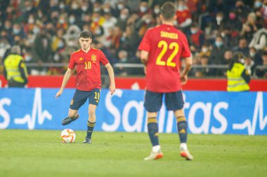 İspanya 'dan Pedri, İspanya ile İzlanda arasında 29 Mart 2022' de La Coruna, İspanya 'da oynanan Riazor Stadyumu' nda oynanan dostluk maçı sırasında. 