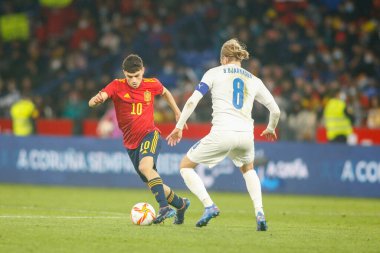 İspanya 'dan Pedri, İspanya ile İzlanda arasında 29 Mart 2022' de La Coruna, İspanya 'da oynanan Riazor Stadyumu' nda oynanan dostluk maçı sırasında. 