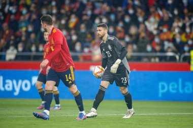 İspanya 'nın Unai Simon kalecisi 29 Mart 2022' de İspanya 'nın La Coruna kentinde oynanan Riazor Stadyumu' nda İspanya ile İzlanda arasında oynanan dostluk karşılaşmasında görev aldı.. (