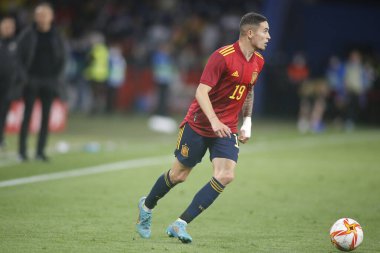 İspanya 'nın orta saha oyuncusu Yeremy Pino, 29 Mart 2022 tarihinde İspanya' nın La Coruna kentinde oynanan Riazor Stadyumu 'nda İspanya ile İzlanda arasında oynanan dostluk maçında sahaya çıktı.. 