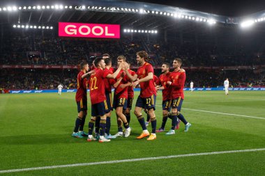 İspanya 'nın orta saha oyuncusu Pablo Sarabia, 29 Mart 2022 tarihinde İspanya' nın La Coruna kentinde oynanan Riazor Stadyumu 'nda oynanan dostluk maçında attığı golü takım arkadaşlarıyla kutluyor..