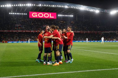 İspanya 'nın orta saha oyuncusu Pablo Sarabia, 29 Mart 2022 tarihinde İspanya' nın La Coruna kentinde oynanan Riazor Stadyumu 'nda oynanan dostluk maçında attığı golü takım arkadaşlarıyla kutluyor..