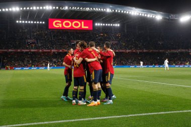 İspanya 'nın orta saha oyuncusu Pablo Sarabia, 29 Mart 2022 tarihinde İspanya' nın La Coruna kentinde oynanan Riazor Stadyumu 'nda oynanan dostluk maçında attığı golü takım arkadaşlarıyla kutluyor..