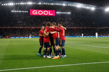 İspanya 'nın orta saha oyuncusu Pablo Sarabia, 29 Mart 2022 tarihinde İspanya' nın La Coruna kentinde oynanan Riazor Stadyumu 'nda oynanan dostluk maçında attığı golü takım arkadaşlarıyla kutluyor..