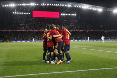 İspanya 'nın orta saha oyuncusu Pablo Sarabia, 29 Mart 2022 tarihinde İspanya' nın La Coruna kentinde oynanan Riazor Stadyumu 'nda oynanan dostluk maçında attığı golü takım arkadaşlarıyla kutluyor..