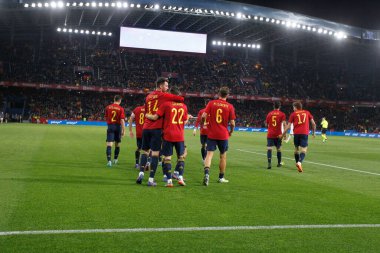 İspanya 'nın orta saha oyuncusu Pablo Sarabia, 29 Mart 2022 tarihinde İspanya' nın La Coruna kentinde oynanan Riazor Stadyumu 'nda oynanan dostluk maçında attığı golü takım arkadaşlarıyla kutluyor..