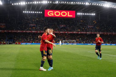 İspanya 'nın orta saha oyuncusu Pablo Sarabia, 29 Mart 2022 tarihinde İspanya' nın La Coruna kentinde oynanan Riazor Stadyumu 'nda oynanan dostluk maçında attığı golü takım arkadaşlarıyla kutluyor..