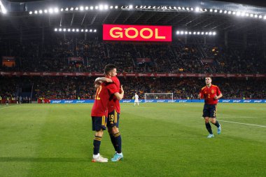 İspanya 'nın orta saha oyuncusu Pablo Sarabia, 29 Mart 2022 tarihinde İspanya' nın La Coruna kentinde oynanan Riazor Stadyumu 'nda oynanan dostluk maçında attığı golü takım arkadaşlarıyla kutluyor..