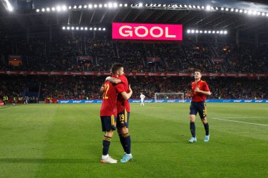 İspanya 'nın orta saha oyuncusu Pablo Sarabia, 29 Mart 2022 tarihinde İspanya' nın La Coruna kentinde oynanan Riazor Stadyumu 'nda oynanan dostluk maçında attığı golü takım arkadaşlarıyla kutluyor..