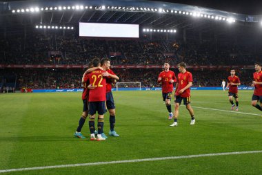 İspanya 'nın orta saha oyuncusu Pablo Sarabia, 29 Mart 2022 tarihinde İspanya' nın La Coruna kentinde oynanan Riazor Stadyumu 'nda oynanan dostluk maçında attığı golü takım arkadaşlarıyla kutluyor..