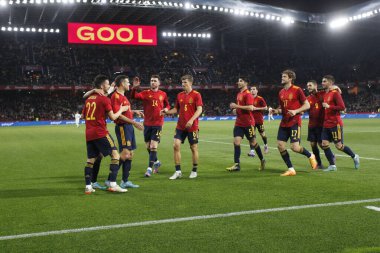 İspanya 'nın orta saha oyuncusu Pablo Sarabia, 29 Mart 2022 tarihinde İspanya' nın La Coruna kentinde oynanan Riazor Stadyumu 'nda oynanan dostluk maçında attığı golü takım arkadaşlarıyla kutluyor..