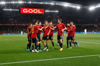 İspanya 'nın orta saha oyuncusu Pablo Sarabia, 29 Mart 2022 tarihinde İspanya' nın La Coruna kentinde oynanan Riazor Stadyumu 'nda oynanan dostluk maçında attığı golü takım arkadaşlarıyla kutluyor..