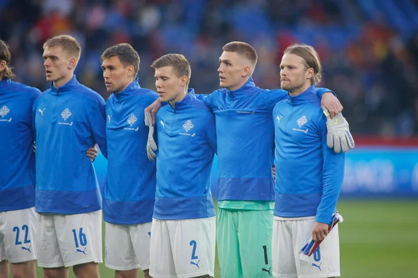 İzlanda takımı, İspanya ile İzlanda arasında 29 Mart 2022 'de La Coruna, İspanya' da oynanan Riazor Stadyumu 'nda oynanan uluslararası dostluk maçı öncesinde takım fotoğrafı için sıraya girdi.