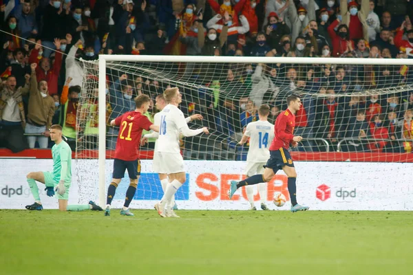 İspanya 'dan Alvaro Morata, 29 Mart 2022' de İspanya 'nın La Coruna kentinde oynanan Riazor Stadyumu' nda oynanan dostluk maçında attığı golle takım arkadaşlarıyla kutluyor.. 