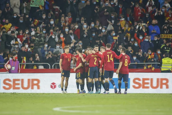 İspanya 'dan Alvaro Morata, 29 Mart 2022' de İspanya 'nın La Coruna kentinde oynanan Riazor Stadyumu' nda oynanan dostluk maçında attığı golle takım arkadaşlarıyla kutluyor.. (