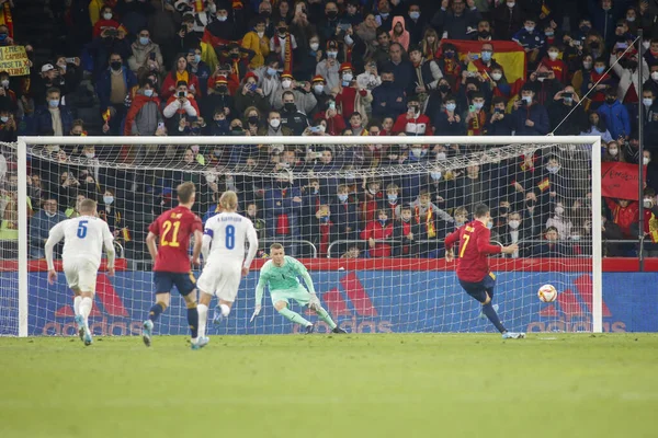 İspanya 'dan Alvaro Morata, 29 Mart 2022' de İspanya 'nın La Coruna kentinde bulunan Riazor Stadyumu' nda İspanya ile İzlanda arasında oynanan dostluk maçında penaltı attı.. (