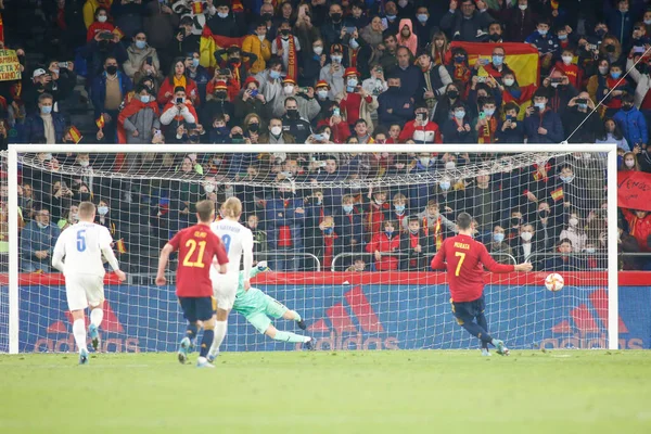 İspanya 'dan Alvaro Morata, 29 Mart 2022' de İspanya 'nın La Coruna kentinde bulunan Riazor Stadyumu' nda İspanya ile İzlanda arasında oynanan dostluk maçında penaltı attı.. (