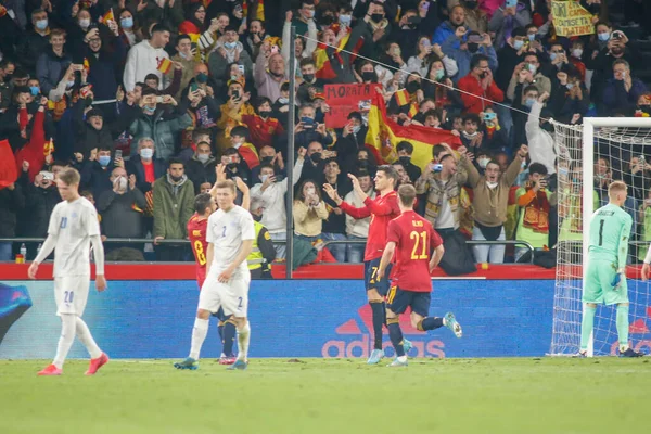 İspanya 'dan Alvaro Morata, 29 Mart 2022' de İspanya 'nın La Coruna kentinde oynanan Riazor Stadyumu' nda oynanan dostluk maçında attığı golle takım arkadaşlarıyla kutluyor.. (