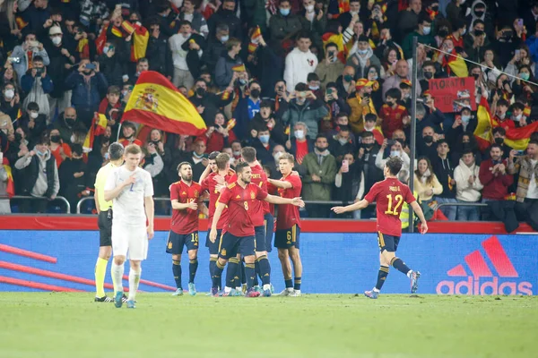 スペイン コルナ 2022年3月29日 スペインのアルバロ モラタが 2022年3月29日にスペインのラ コルナで開催されたリアゾール スタジアムで行われたスペインとアイスランドの親善試合でゴールを決めた後 チームメイトと共に祝います — ストック写真