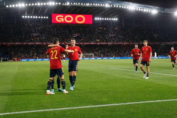 İspanya 'nın orta saha oyuncusu Pablo Sarabia, 29 Mart 2022 tarihinde İspanya' nın La Coruna kentinde oynanan Riazor Stadyumu 'nda oynanan dostluk maçında attığı golü takım arkadaşlarıyla kutluyor..