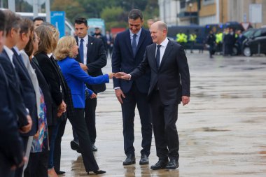 İspanya Başbakanı Pedro Sanchez ve Almanya Başbakanı Olaf Scholz, 5 Ekim 2022 'de A Coruna' da düzenlenen 16..