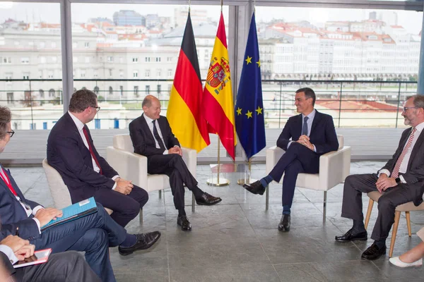 Премьер Министр Испании Педро Санчес Канцлер Германии Олаф Шольц Приняли — стоковое фото