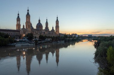 Ebro nehrinin yanındaki bazilika del pilar 'ın resimleri.