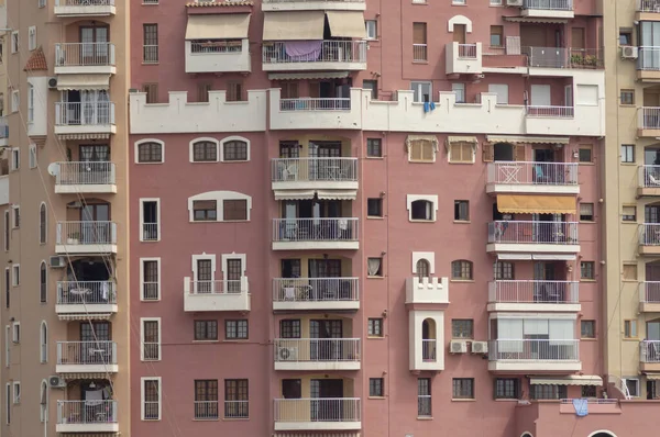 Birden fazla balkon ve dif penceresi olan bir topluluk cephesi