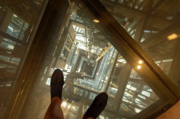安全玻璃上从上方看到的电梯轴的图像 — 图库照片