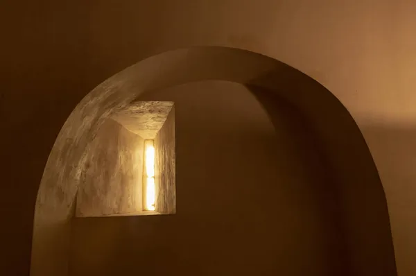 Işığın eski hapishane hücresine girdiği pencere.