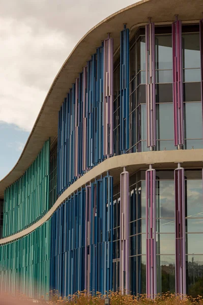 Çoğunlukla cam ve metalden oluşan bir binanın ön cephesi