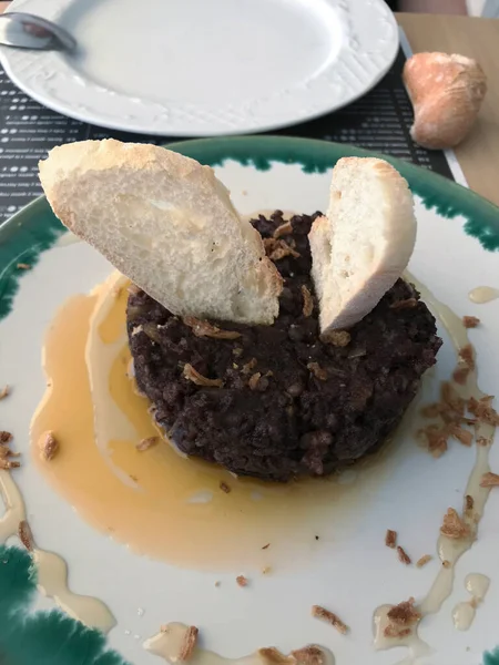 Ballı Hardal Soslu Bir Tabak Puding — Stok fotoğraf