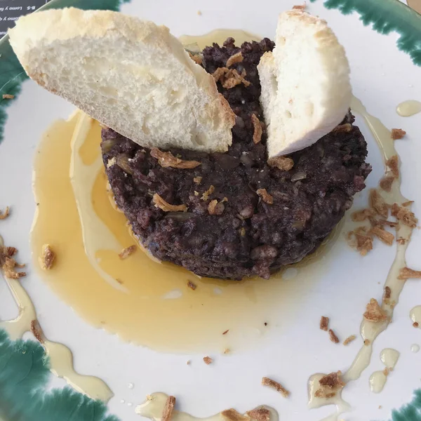 Ballı ve hardal soslu bir tabak puding.