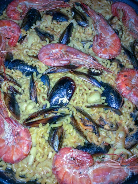 İspanyol Akdeniz 'inin tipik yemeği erişte ve karmaşaya dayanır.