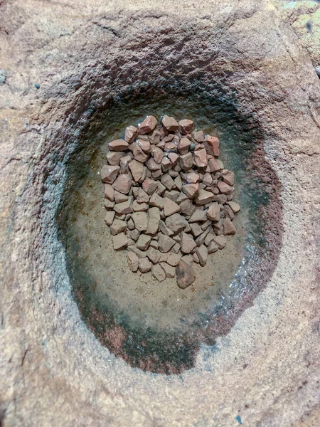 Küçük bir miktar su depolamak için taşın üzerine oyulmuş bir kase.