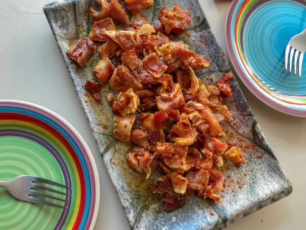 Domuz kulağı marine edildi ve dikdörtgen seramik tabakta sunuldu. 