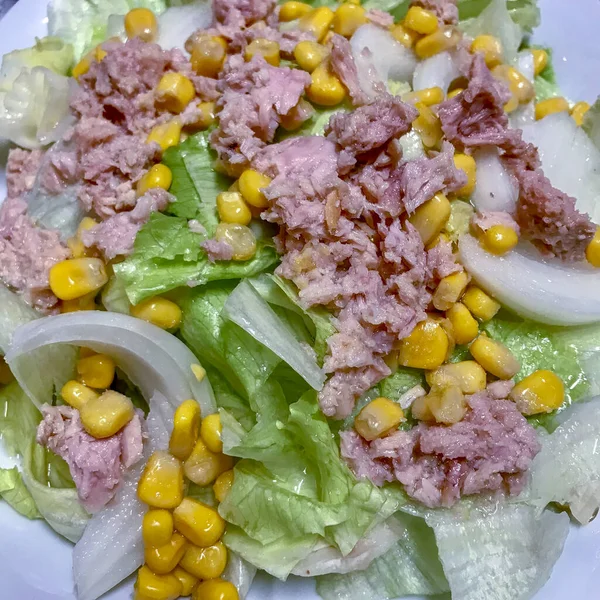 Ton balığı, soğan, mısır ve salata sirke ve yağ ile